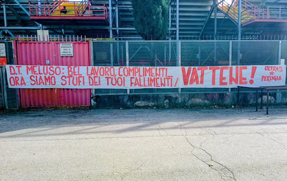 Perugia, clima molto teso: i tifosi contestano il direttore Mauro Meluso