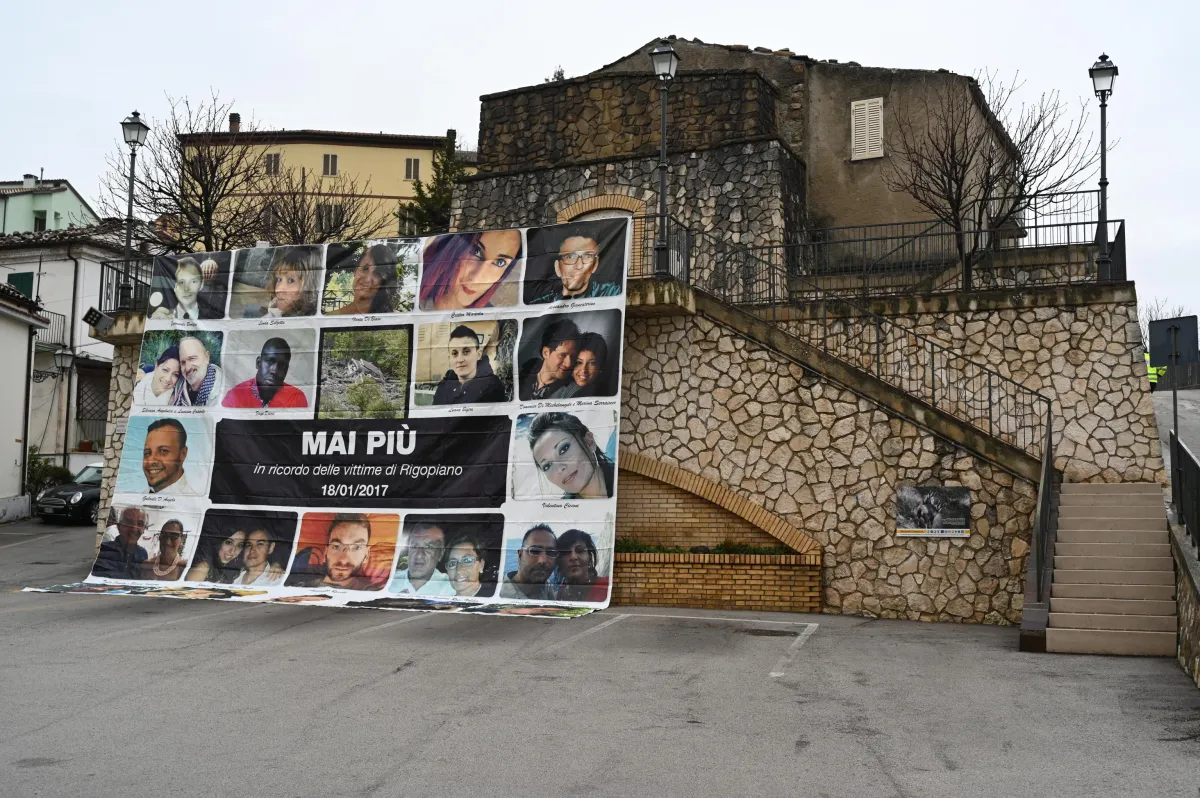 Rigopiano, aperto a Perugia l'appello bis. I familiari in aula indossano le magliette con i volti delle vittime