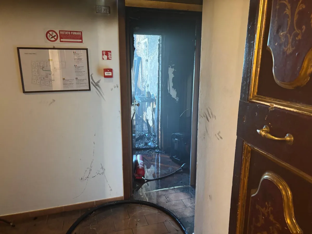 Gubbio, incendio all’Hotel Bosone in via XX Settembre: stanza distrutta, ospiti evacuati