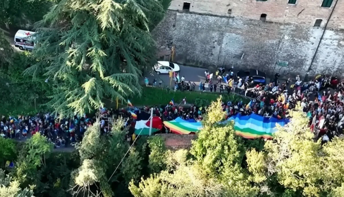 Marcia per la pace 2025: in migliaia al via da Perugia con i colori dell'iride e della Palestina per raggiungere Assisi