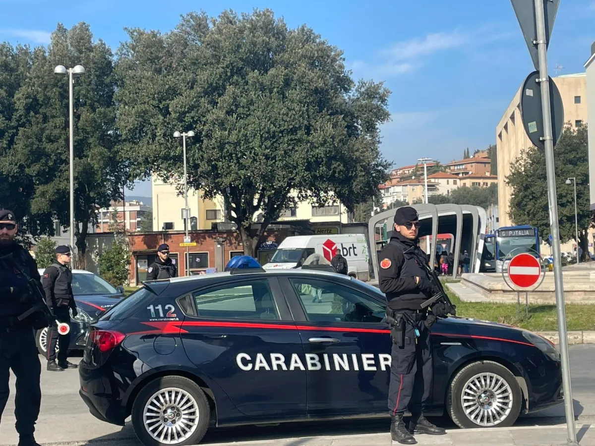 Perugia, controlli antidroga a Fontivegge: arrestati una 19enne colombiana e un 35enne ecuadoriano. Sequestrati hashish, cocaina, eroina e contanti