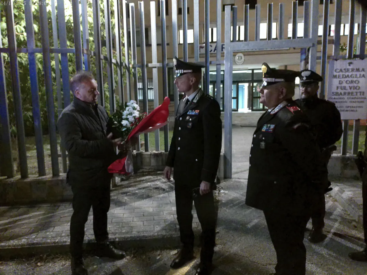 Cordoglio a Gubbio per la strage di Castel d’Azzano: fiori al Capitano Moriglia davanti alla caserma dei Carabinieri