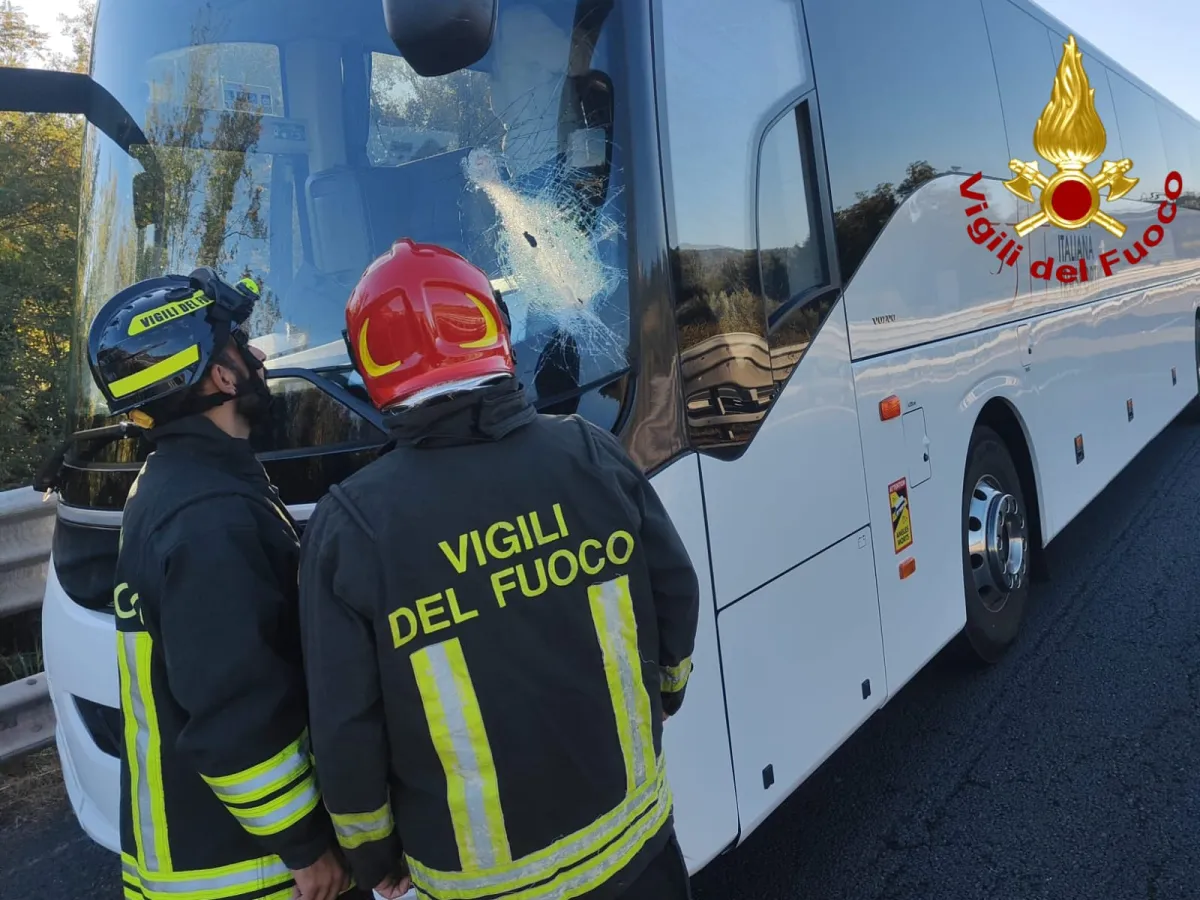 Fabro, paura sull'A1: paletto di ferro si conficca nel parabrezza di un bus turistico. Intervengono i Vigili del Fuoco