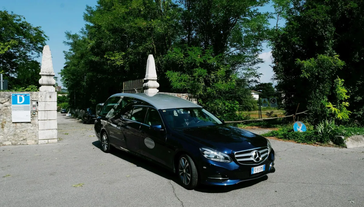 Colpalombo, albero cade su carro funebre: “neanche nell’aldilà c’è pace”