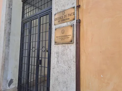 Perugia, 49enne a processo per maltrattamenti: colpì la fidanzata con un pugno davanti al figlio