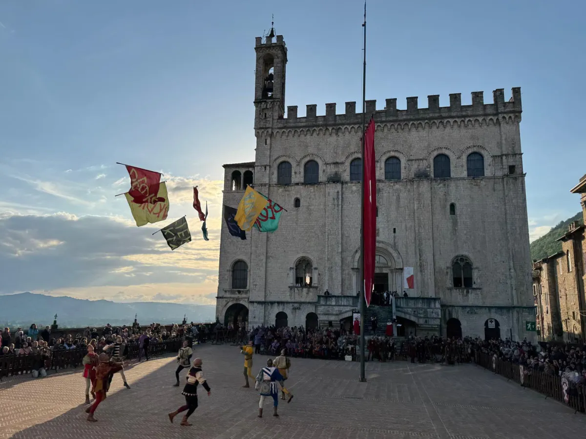 Le bandiere di Gubbio, voci di pietra e di cielo