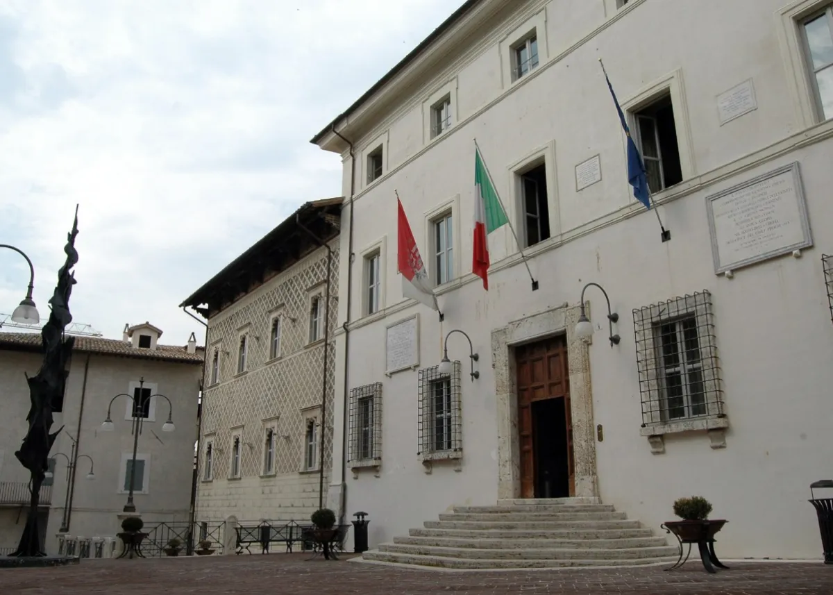 Spoleto, rissa e disordini in piazza Garibaldi: 29enne identificato e denunciato per resistenza a pubblico ufficiale