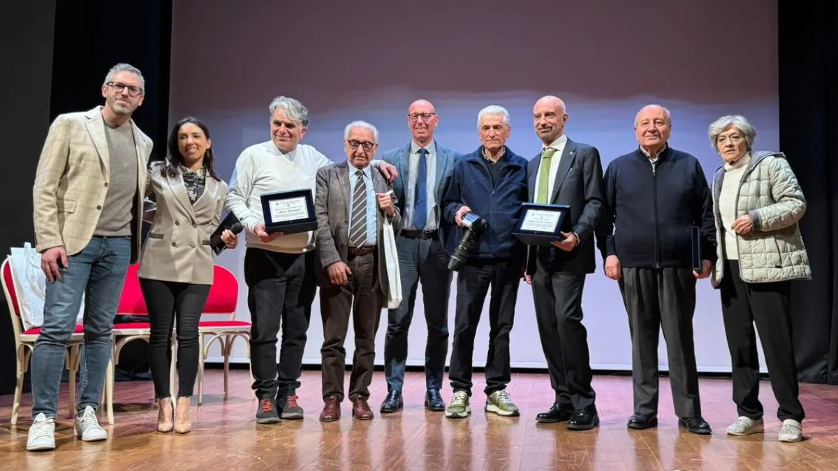 Gualdo Tadino celebra Raffaello Lucarelli: il ritorno del “Lumière di Sicilia” al Teatro Talia