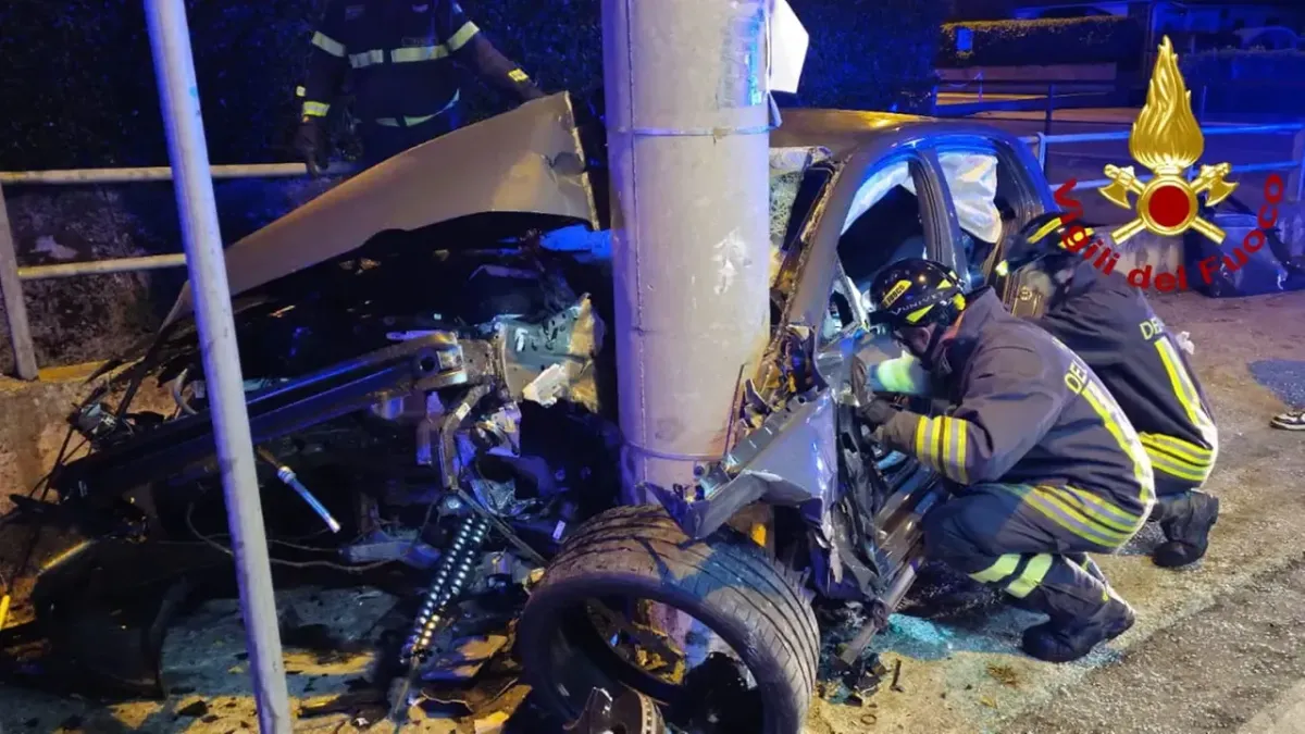 Terni, incidente stradale all'alba in via Ippocrate: 30enne rimane intrappolato nell'abitacolo, estratto dai Vigili del Fuoco e trasportato in ospedale