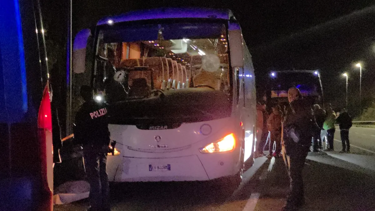 Sassi contro pullman sulla Terni-Rieti: morto l'autista. Indagini in corso, sentiti i tifosi reatini