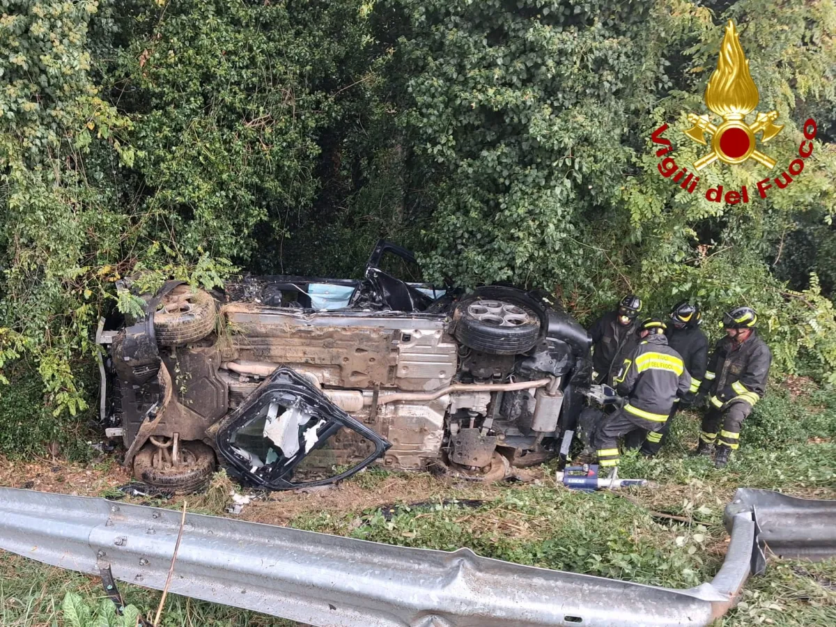 Terni, tragedia sulla E45: Alfa Romeo Stelvio esce di strada e si ribalta in un campo, morto un uomo di 70 anni, ferita la passeggera