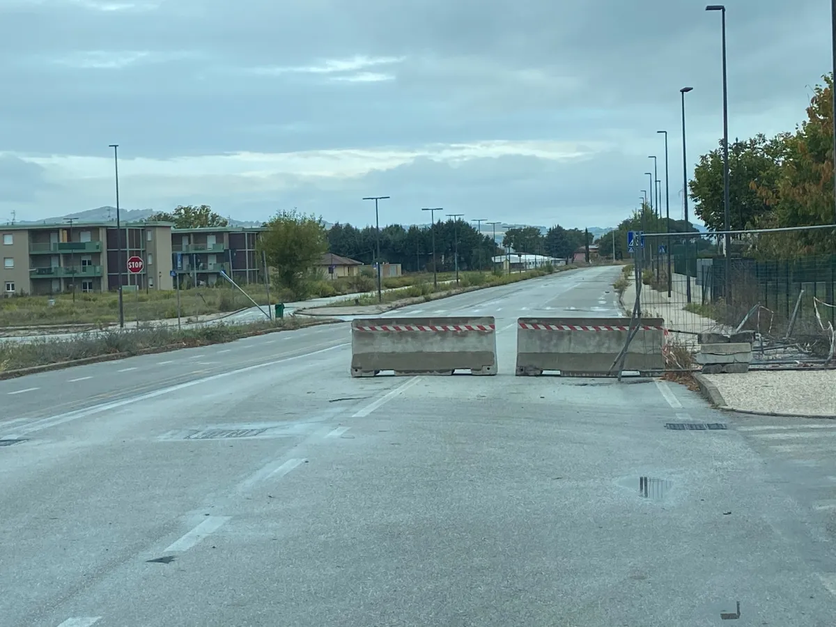 Bretella di Via Madonna dei Perugini a Gubbio: strada chiusa ma percorsa abusivamente, rischi legali e responsabilità del Comune