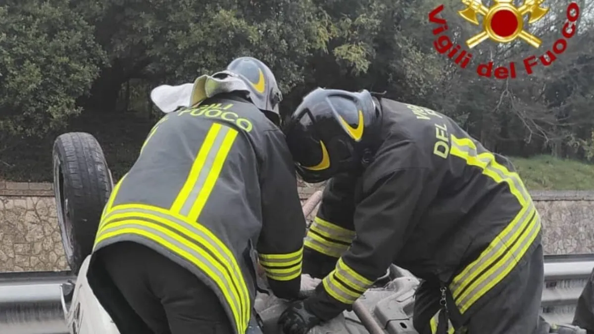 A1, auto si ribalta: guidatore salvato prima dell'arrivo dei vigili del fuoco