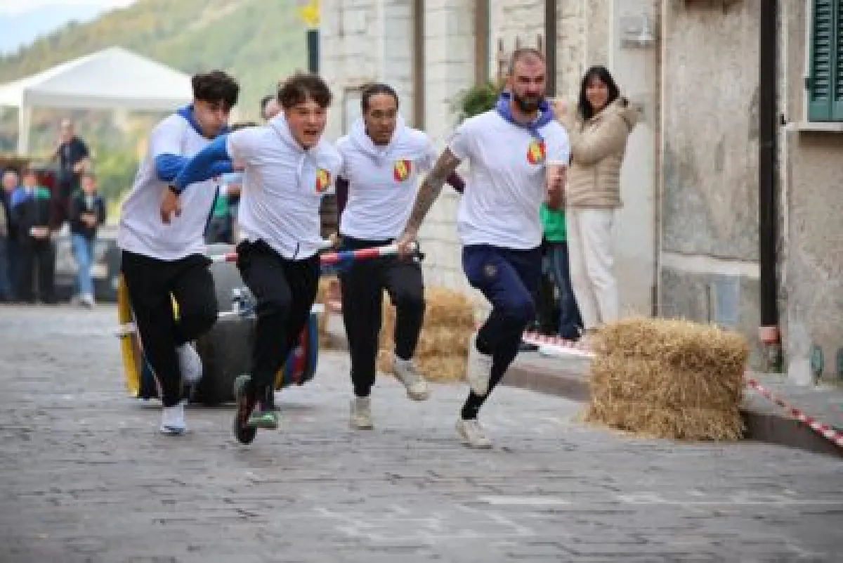 Corsa delle Botti 2025 a Costacciaro: Hosteria de la Porta trionfa e conquista l’11ª vittoria nella festa del vino e della tradizione
