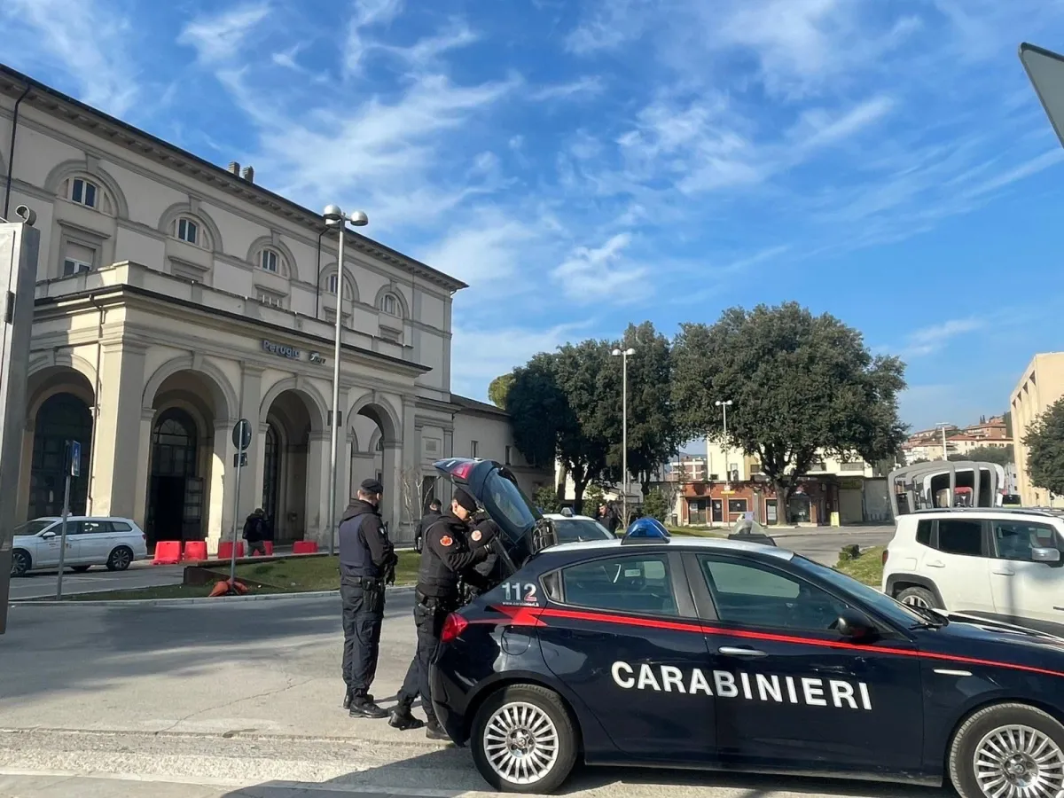 Perugia, 31enne cade da un ballatoio in via Cortonese: soccorso dai Carabinieri, non è in pericolo di vita
