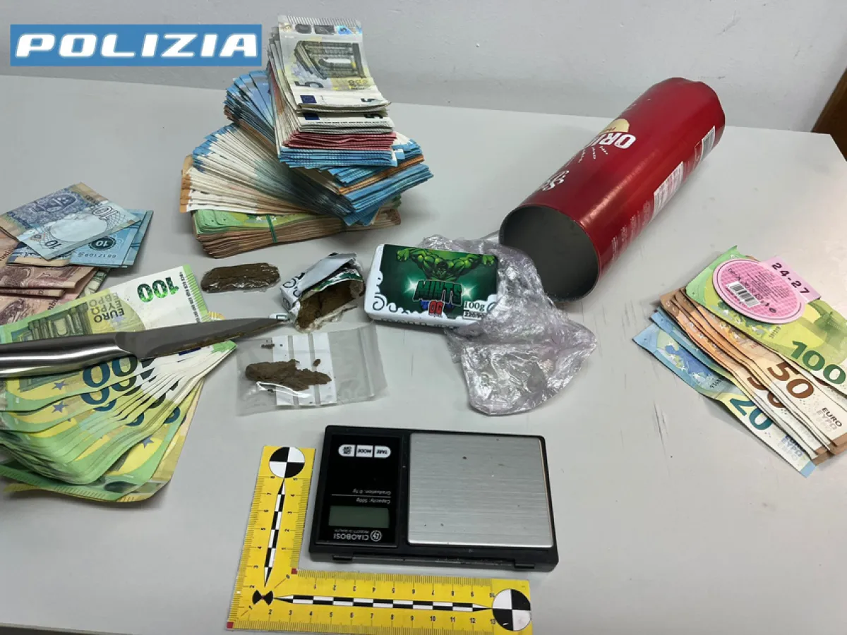 Foligno, arrestato un 46enne tunisino per spaccio: sequestrati 130 grammi di hashish e 20mila euro in contanti
