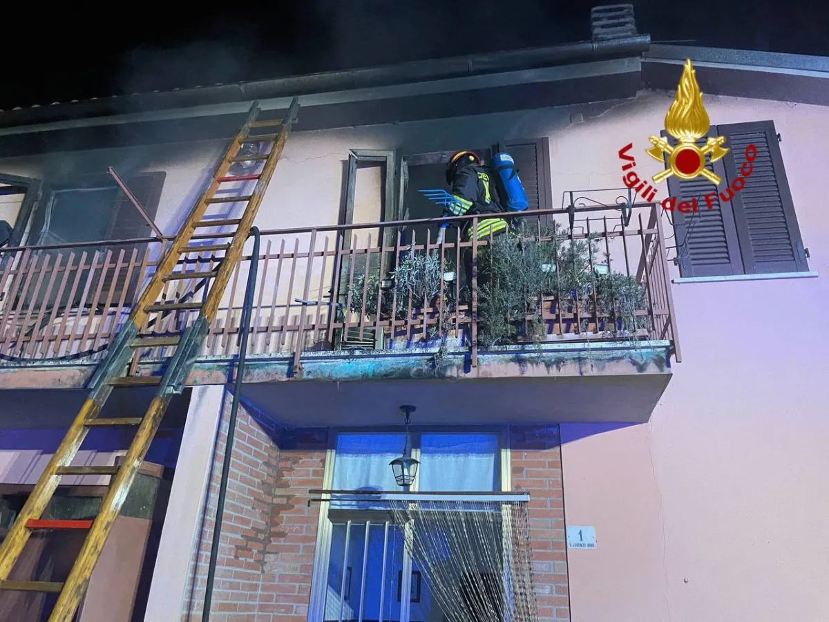 Città di Castello, incendio nella notte a San Lorenzo di Bibbiana: evacuate due donne, immobile dichiarato temporaneamente inagibile