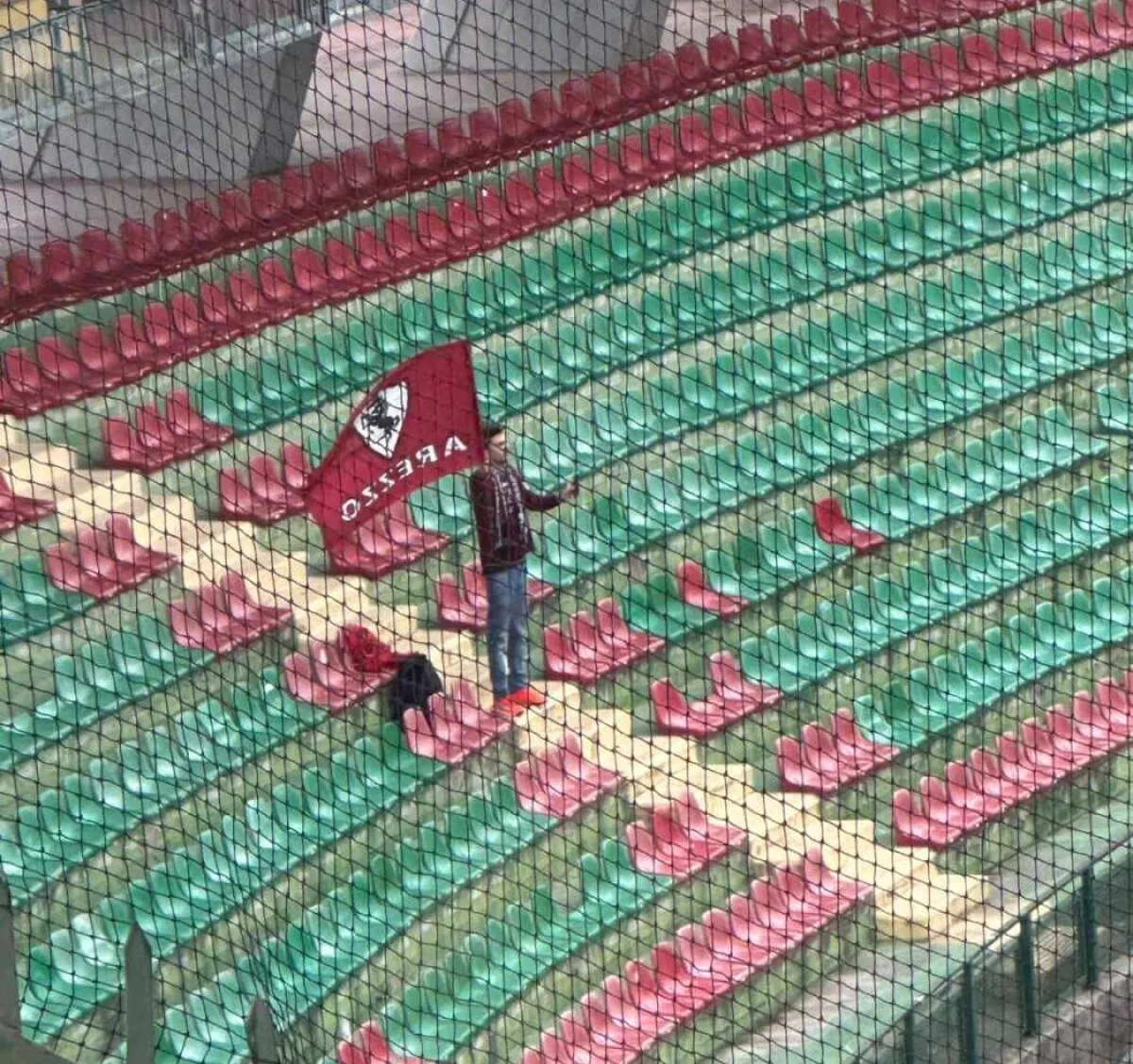 Ternana-Arezzo finisce 1-1, ma il vero vincitore è l’unico tifoso amaranto sugli spalti