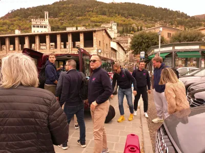 Sbandieratori di Gubbio, entusiasmo al ritorno dal Kuwait: “Una missione che ha emozionato tutti, porterà turismo e nuove opportunità”