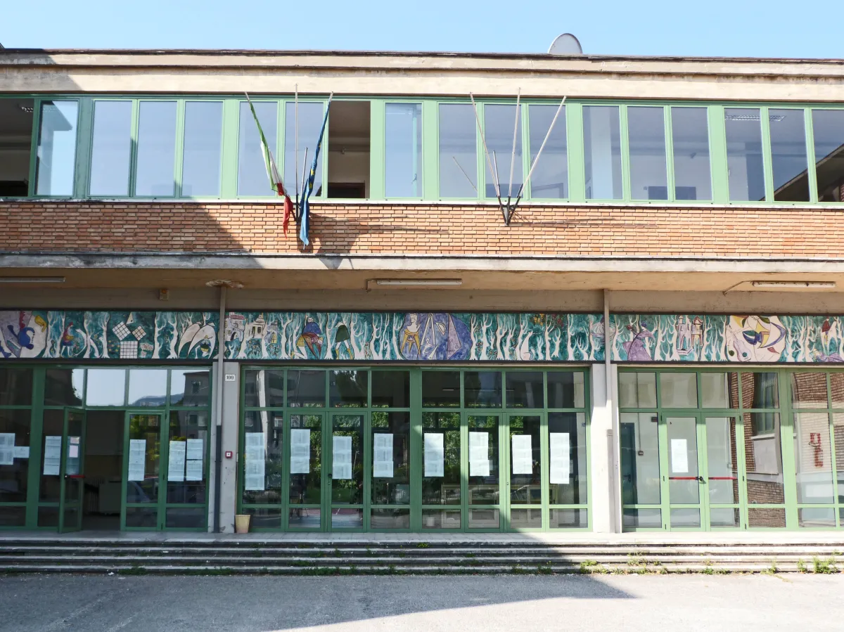 Terni, al liceo “Francesco Angeloni” scatta la circolare sull’abbigliamento decoroso: stop a minigonne succinte, pantaloni corti e top troppo scollati