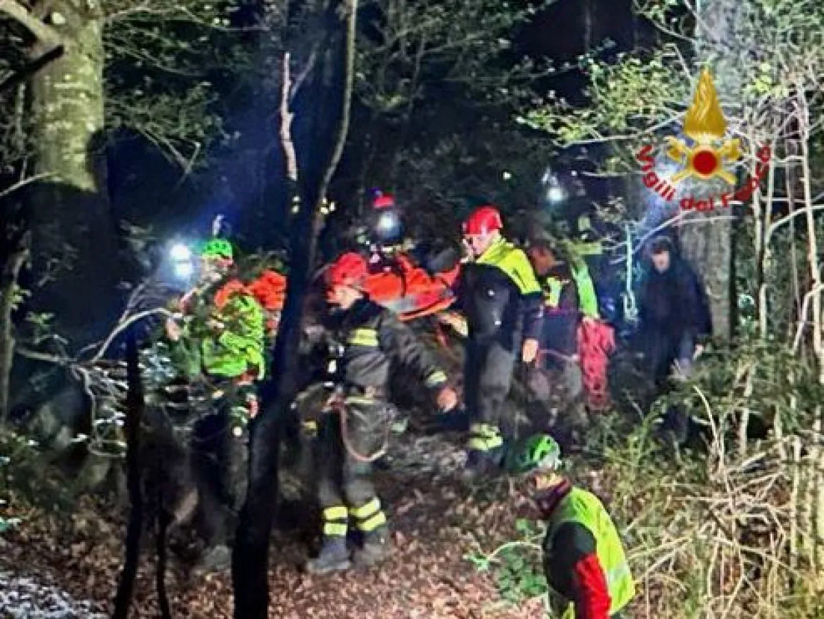 Rimane bloccato su un albero a 30 metri di altezza. Deltaplanista salvato sul Monte Cucco