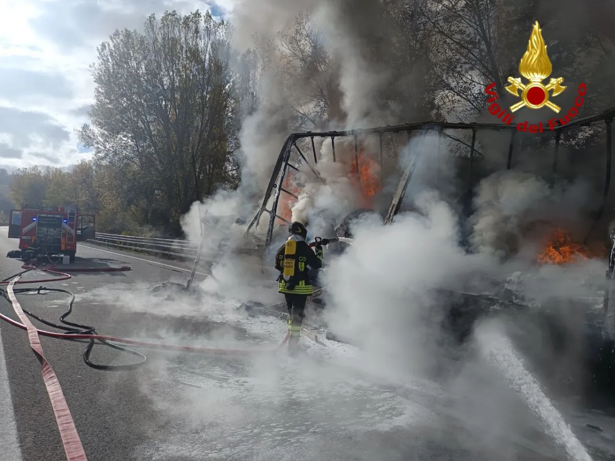 Incendio sulla Perugia-Ancona: autotreno in fiamme, traffico bloccato