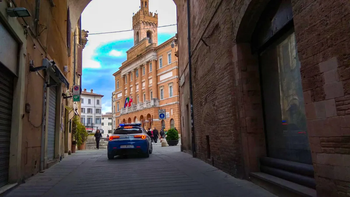 Foligno, denunciata cittadina rumena: avrebbe rubato creme di bellezza in due farmacie del centro