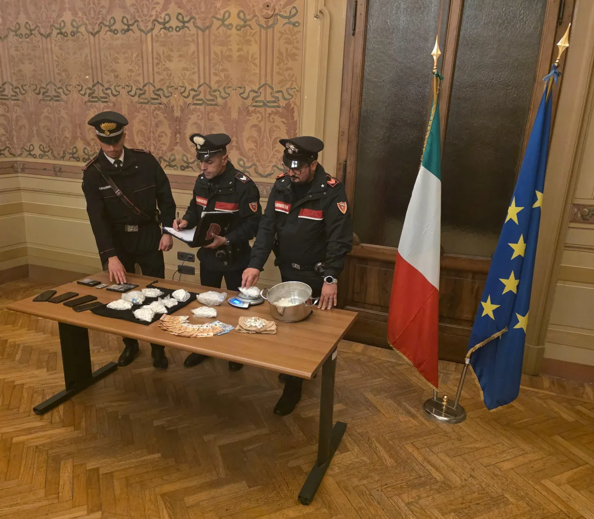 Foligno, blitz antidroga dei Carabinieri: cocaina e crack nascosti in casa, due giovani arrestati