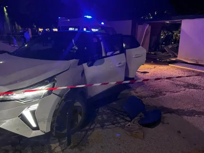 Incidente in Piazza 40 Martiri: danneggiata un’auto della Polizia Locale e un prefabbricato distrutto. Feriti lievi