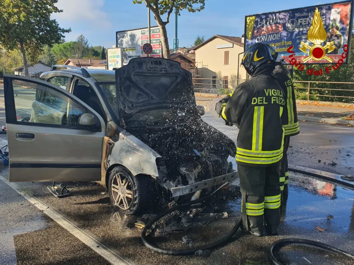 Terni, auto a GPL prende fuoco in viale Prati: la conducente abbandona il veicolo in tempo, nessun ferito
