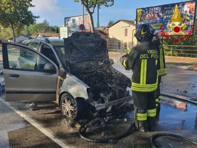 Terni, auto a GPL prende fuoco in viale Prati: la conducente abbandona il veicolo in tempo, nessun ferito