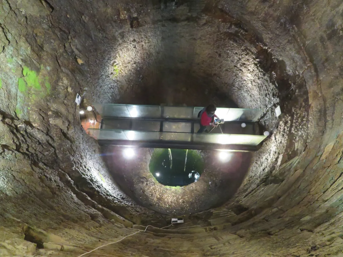 Nel cuore di Perugia, l’antico Pozzo Etrusco diventa teatro di miti e scoperte