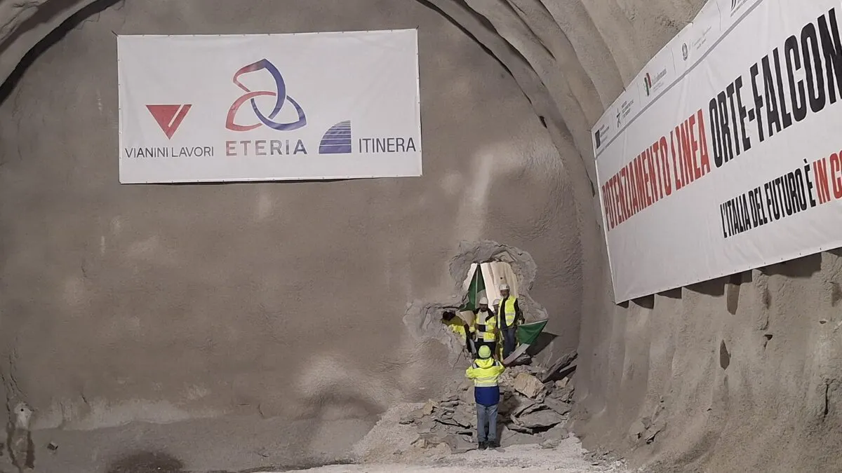 Abbattuto il diaframma della Galleria La Rossa: passo decisivo per il raddoppio ferroviario Orte–Falconara