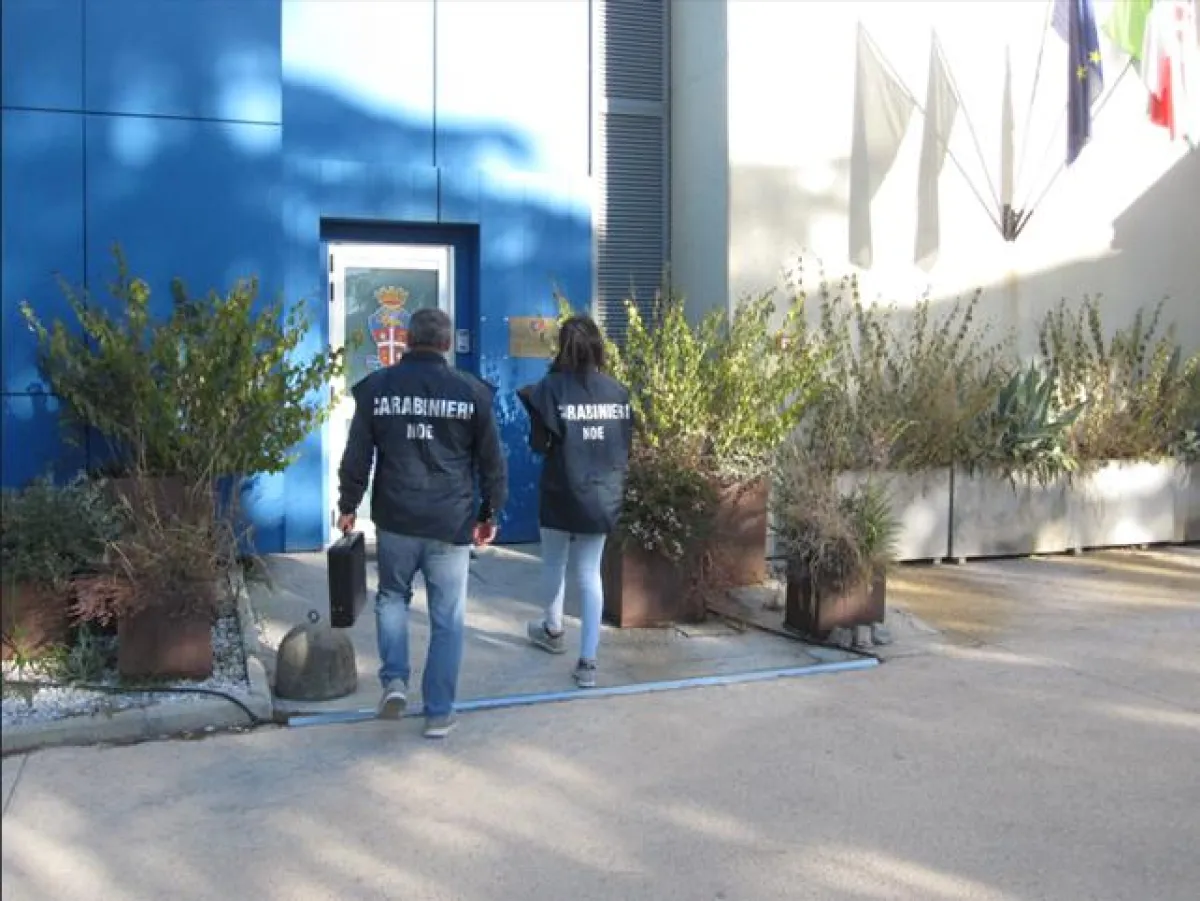 Gubbio, cassoni pieni di rifiuti speciali e raccolta non autorizzata. Denunciato un 58enne