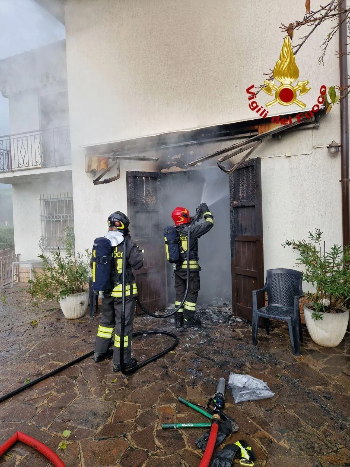 Incendio in un'abitazione a Castiglione del Lago, ipotesi guasto elettrico: rapido intervento dei Vigili del Fuoco, nessun ferito