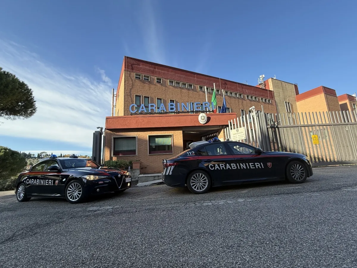 Perugia, tenta di strangolare la madre con un laccio portacellulare: arrestata 39enne in stato di alterazione