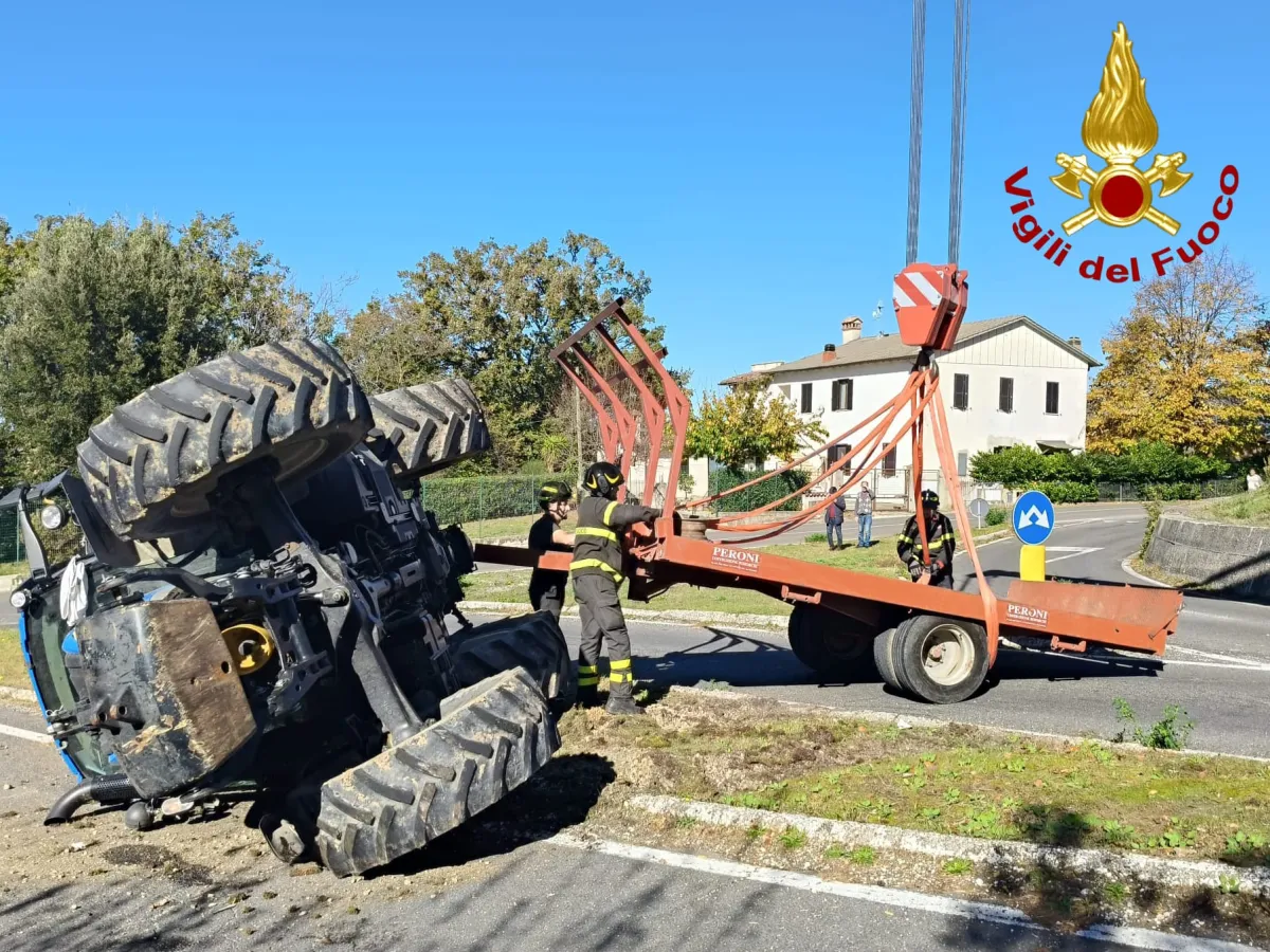 Terni, trattore si ribalta sulla provinciale per Vascigliano: illeso l'autista, strada riaperta dopo l'intervento dei Vigili del Fuoco