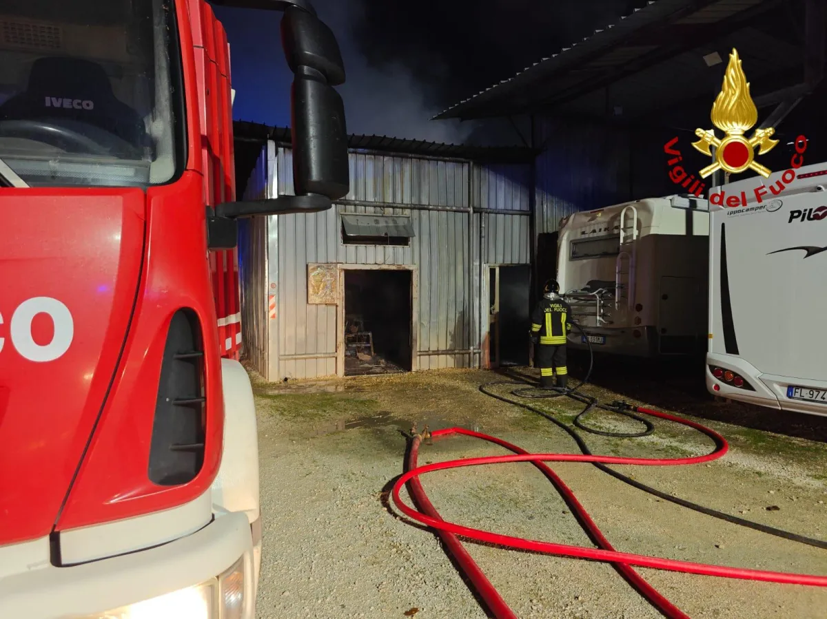 Terni, incendio nella notte in strada della Selva: in fiamme un capannone adibito a officina