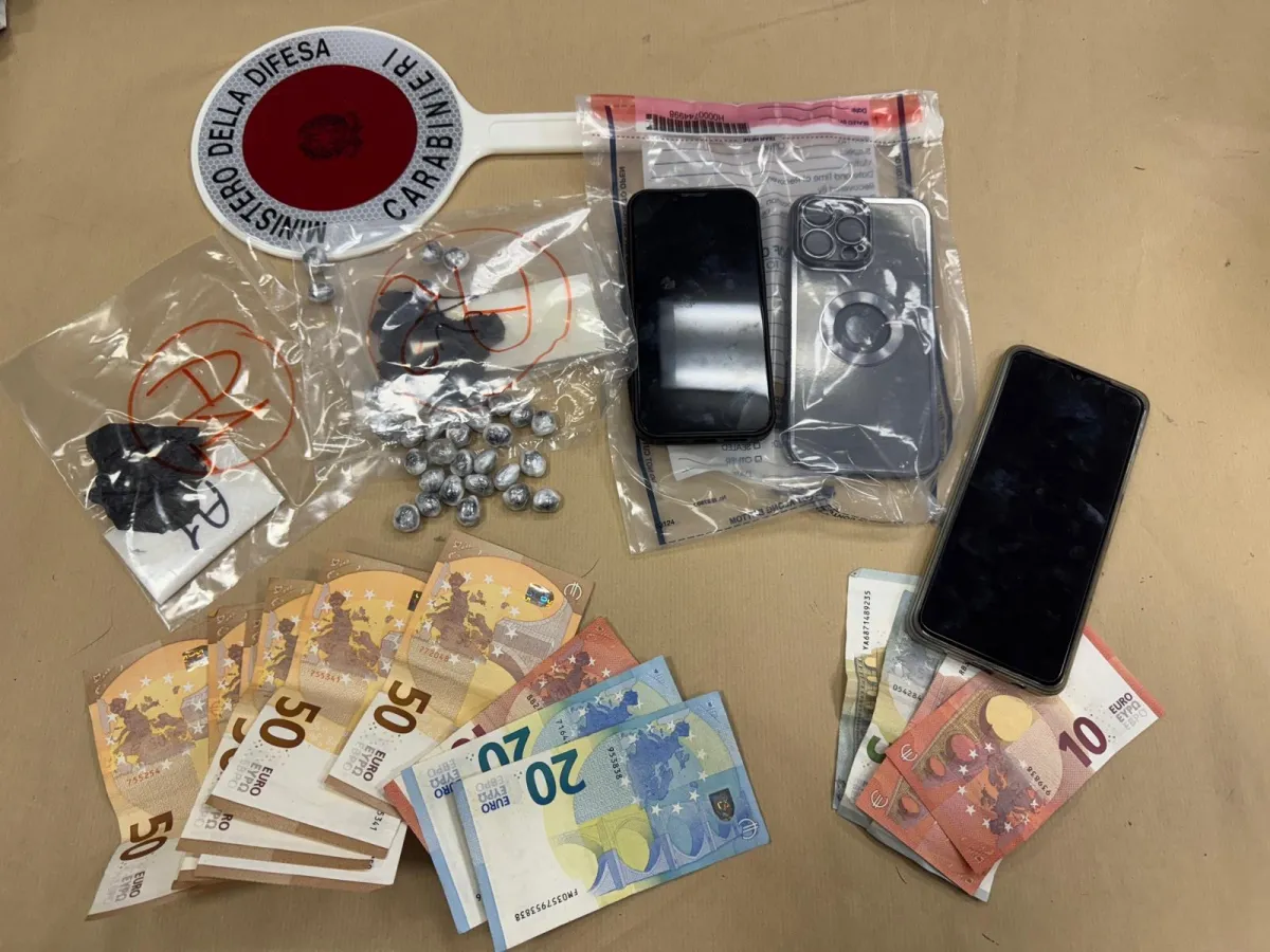 Blitz a Città della Pieve: 32 grammi di cocaina nascosti dietro la TV, 28enne arrestato e espulso