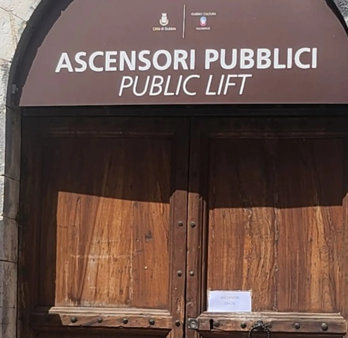 Ascensori pubblici di Gubbio: caos nella gestione tra Gubbio Cultura e cooperativa Sopra il Muro