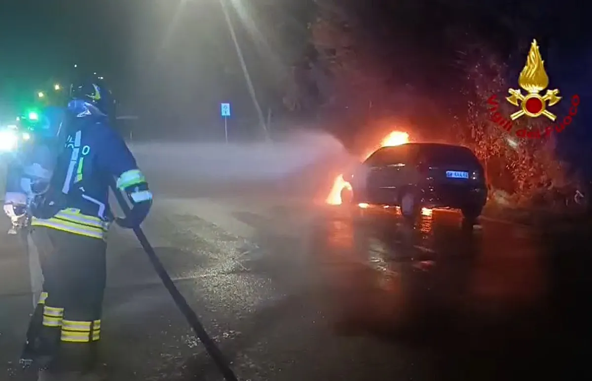 Narni, incendio al bivio di Santa Lucia: auto a GPL divorata dalle fiamme