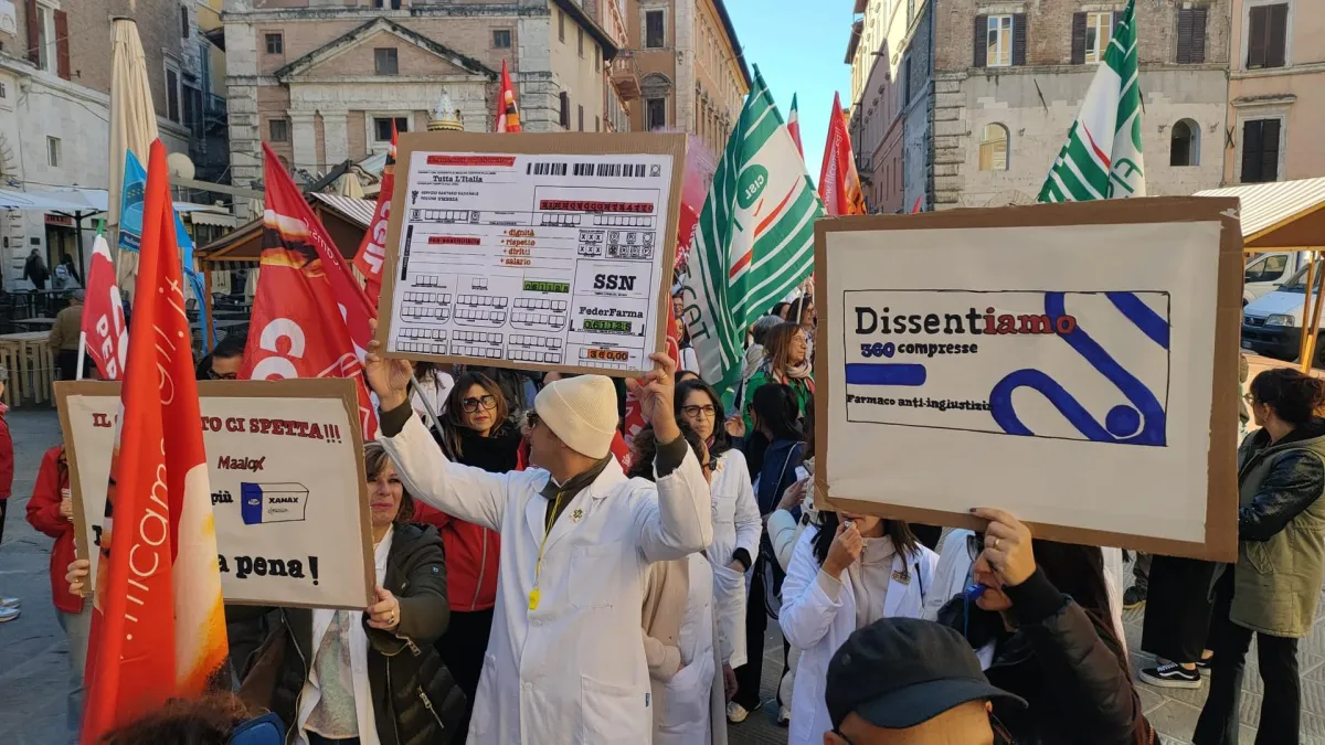 Farmacisti in piazza a Perugia: sciopero e corteo dei camici bianchi per “salario e dignità”