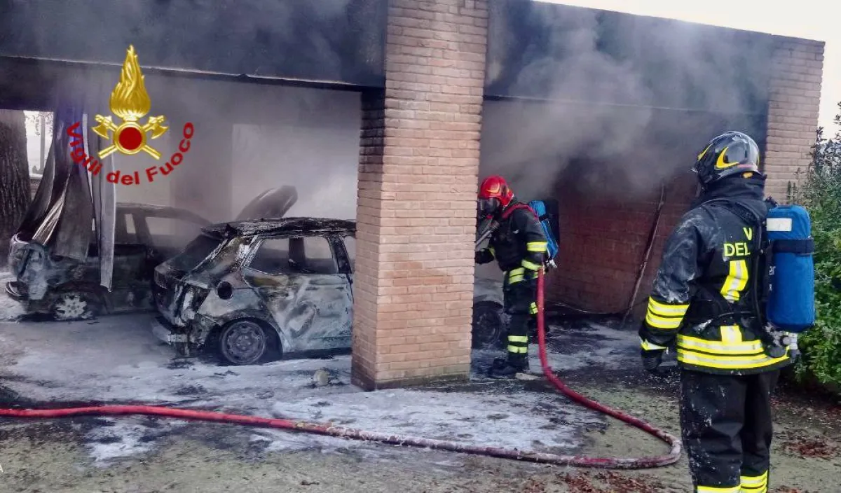 Castiglione del Lago, incendio all’alba a Laviano: distrutte due auto parcheggiate in un cortile privato