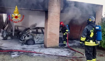 Castiglione del Lago, incendio all’alba a Laviano: distrutte due auto parcheggiate in un cortile privato