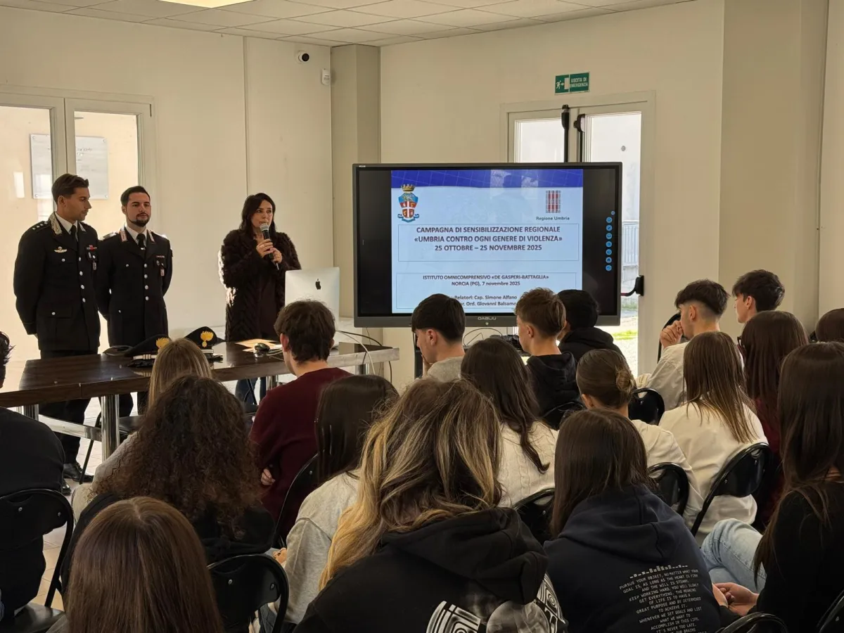 Norcia, i Carabinieri incontrano gli studenti del “De Gasperi-Battaglia” per la campagna regionale contro la violenza