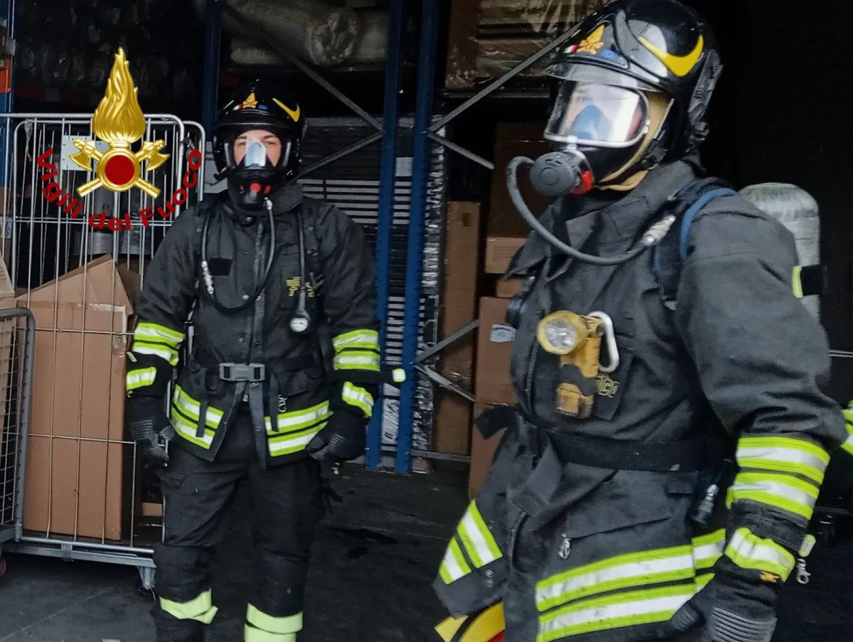 Città di Castello, incendio in un negozio di arredamenti nella zona industriale: Vigili del Fuoco e Carabinieri sul posto