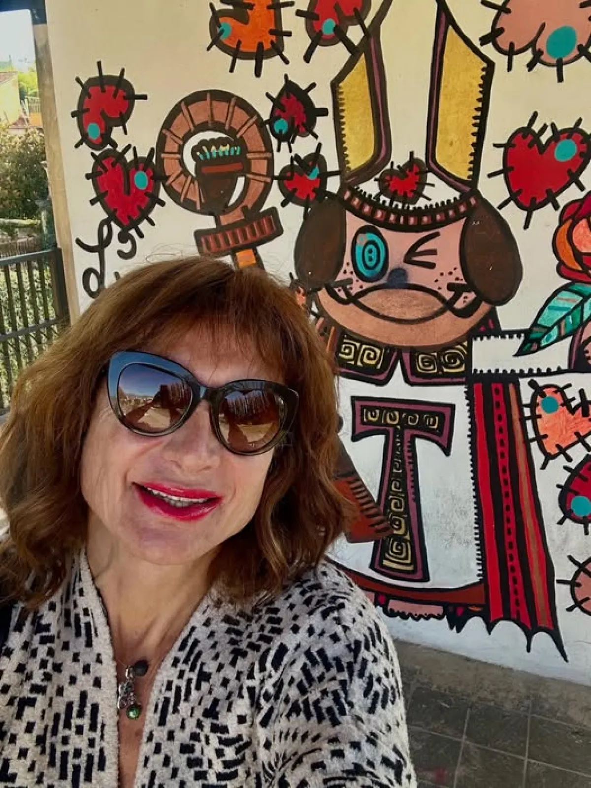 Vladimir Luxuria a Terni e la visita alla basilica di San Valentino. Il selfie davanti al murales de 'Lo Zoo di Simona'