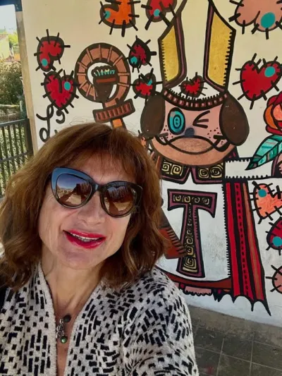 Vladimir Luxuria a Terni e la visita alla basilica di San Valentino. Il selfie davanti al murales de 'Lo Zoo di Simona'