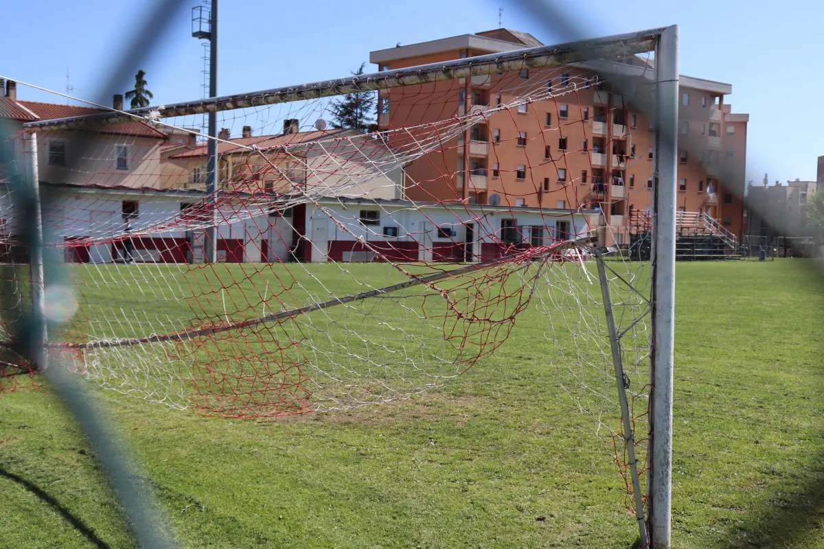 Trevi, follia al campo sportivo: giovane arbitro colpito con un pugno alla testa sotto agli occhi della madre. La Procura e la FIGC aprono un'indagine