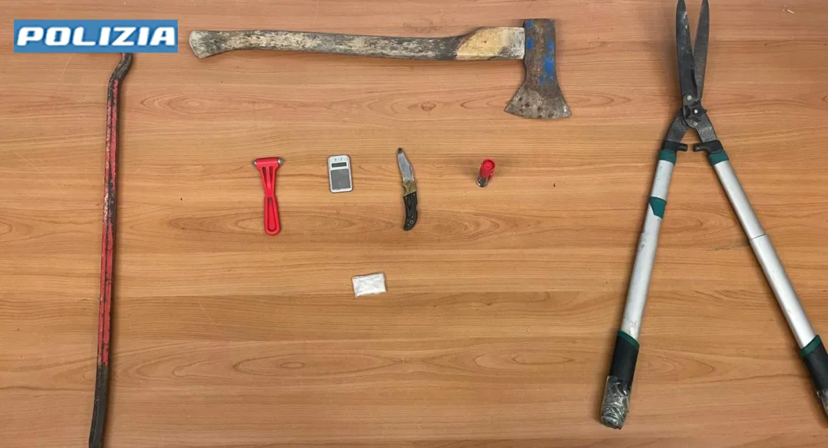 Perugia, la Polizia denuncia due persone: avevano arnesi atti allo scasso e droga all'interno dell'auto